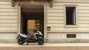 2025-Yamaha-LMW300YM-EU-Milky_White-Static-008-03