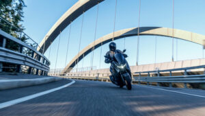 2026-Yamaha-G150SV-EU-Crystal_Graphite-Action-002-03