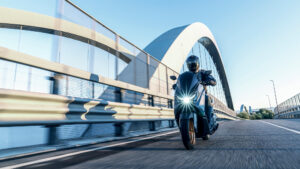 2026-Yamaha-G150SV-EU-Crystal_Graphite-Action-004-03