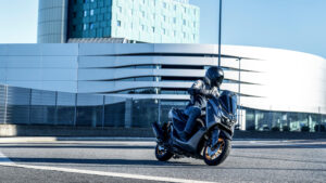 2026-Yamaha-G150SV-EU-Crystal_Graphite-Action-006-03