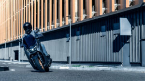 2026-Yamaha-G150SV-EU-Crystal_Graphite-Action-008-03