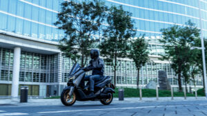 2026-Yamaha-G150SV-EU-Crystal_Graphite-Action-011-03