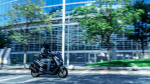 2026-Yamaha-G150SV-EU-Crystal_Graphite-Action-012-03