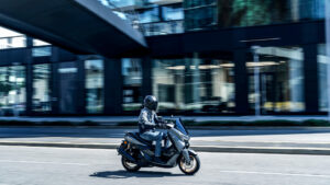 2026-Yamaha-G150SV-EU-Crystal_Graphite-Action-013-03