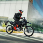 2026-Yamaha-WR125-EU-Yamaha_Black-Action-003-03
