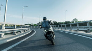 2026-Yamaha-XMAX250ASP-EU-Ceramic_Grey-Action-003-03