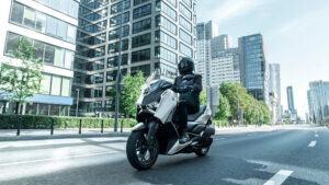 2026-Yamaha-XMAX250ASP-EU-Ceramic_Grey-Action-007-03