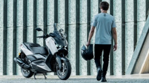 2026-Yamaha-XMAX300ASV-EU-Ceramic_Grey-Static-006-03