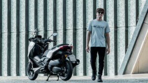 2026-Yamaha-XMAX300ASV-EU-Ceramic_Grey-Static-007-03