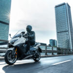 2026-Yamaha-XP500ADX-EU-Ceramic_Grey-Action-002-03