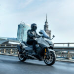 2026-Yamaha-XP500ADX-EU-Ceramic_Grey-Action-003-03