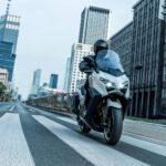 2026-Yamaha-XP500ADX-EU-Ceramic_Grey-Action-004-03