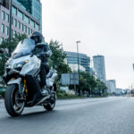 2026-Yamaha-XP500ADX-EU-Ceramic_Grey-Action-006-03