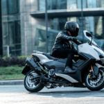 2026-Yamaha-XP500ADX-EU-Ceramic_Grey-Action-007-03