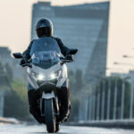 2026-Yamaha-XP500ADX-EU-Ceramic_Grey-Action-008-03