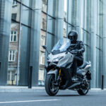 2026-Yamaha-XP500ADX-EU-Ceramic_Grey-Action-009-03