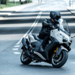 2026-Yamaha-XP500ADX-EU-Ceramic_Grey-Action-011-03