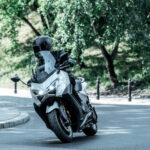 2026-Yamaha-XP500ADX-EU-Ceramic_Grey-Action-012-03