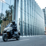 2026-Yamaha-XP500ADX-EU-Ceramic_Grey-Action-015-03