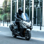 2026-Yamaha-XP500ADX-EU-Ceramic_Grey-Action-016-03