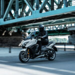 2026-Yamaha-XP500ADX-EU-Ceramic_Grey-Action-019-03