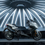 2026-Yamaha-XP500ADX-EU-Ceramic_Grey-Static-003-03