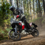 2026-Yamaha-XTZ700D-EU-Redline_White-Action-019-03