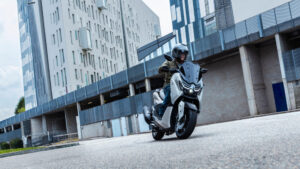 2026-Yamaha-G125YMSV-EU-Ceramic_Grey-Action-007-03