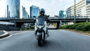 2026-Yamaha-G125YMSV-EU-Ceramic_Grey-Action-008-03