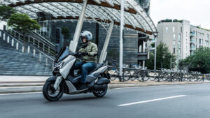 2026-Yamaha-G125YMSV-EU-Ceramic_Grey-Action-009-03