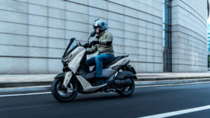 2026-Yamaha-G125YMSV-EU-Ceramic_Grey-Action-011-03