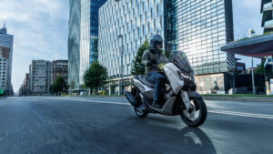 2026-Yamaha-G125YMSV-EU-Ceramic_Grey-Action-013-03