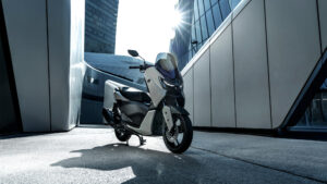 2026-Yamaha-G125YMSV-EU-Ceramic_Grey-Static-006-03