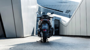 2026-Yamaha-G125YMSV-EU-Ceramic_Grey-Static-007-03